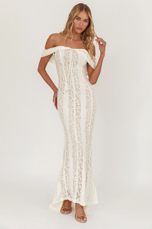 Abito lungo Enigma con spalle scoperte in pizzo color crema