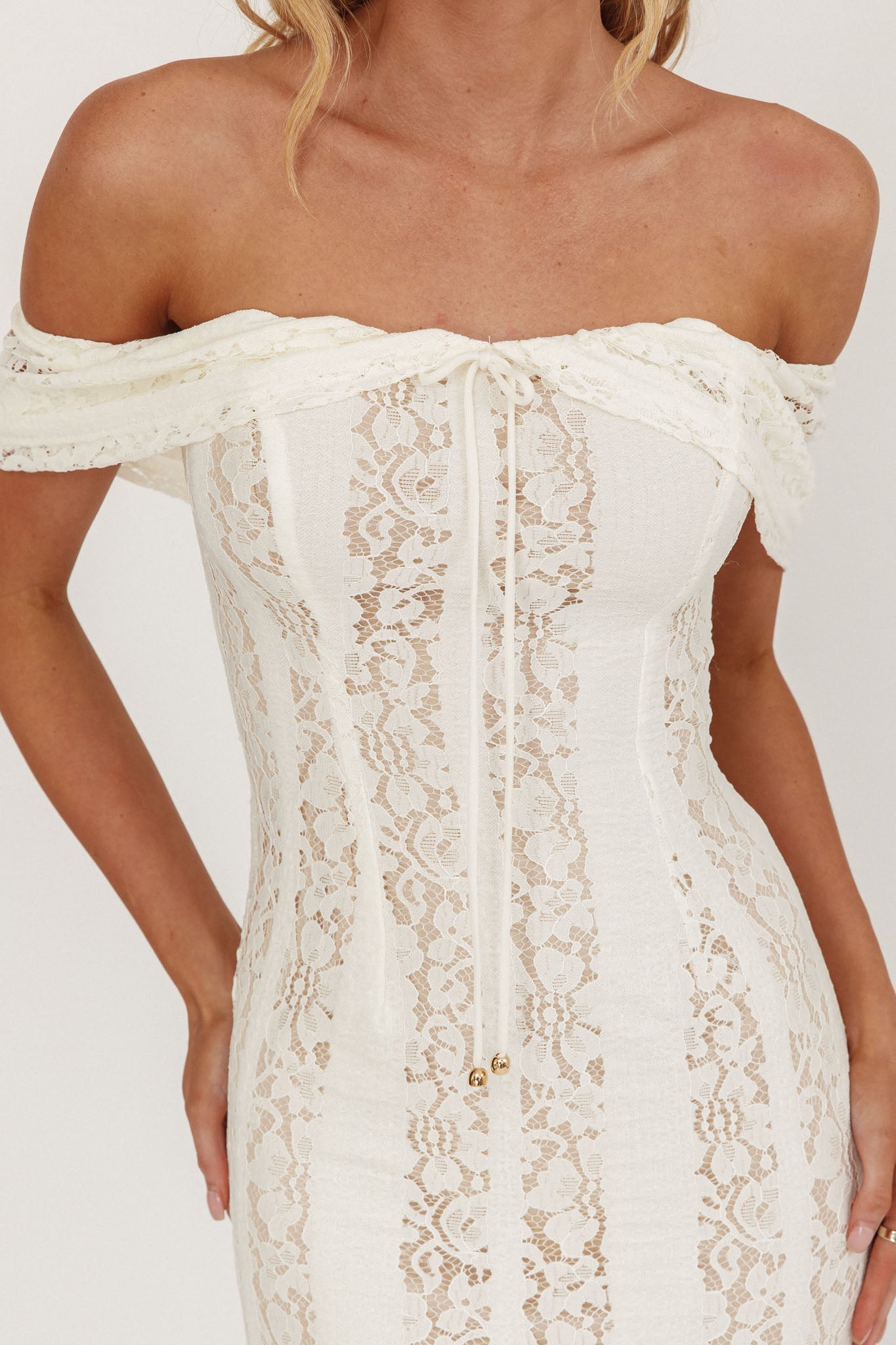 Abito lungo Enigma con spalle scoperte in pizzo color crema