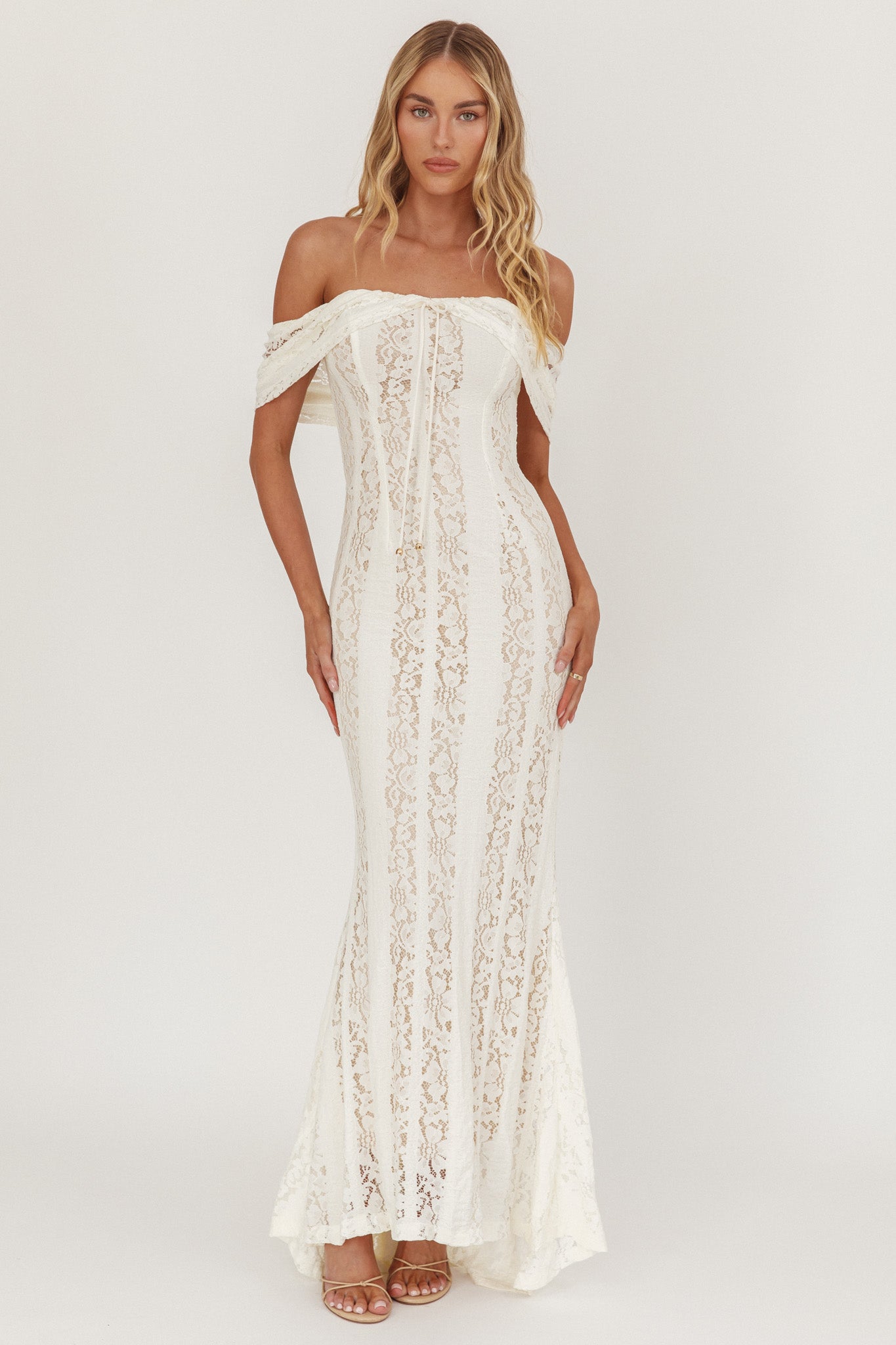 Abito lungo Enigma con spalle scoperte in pizzo color crema