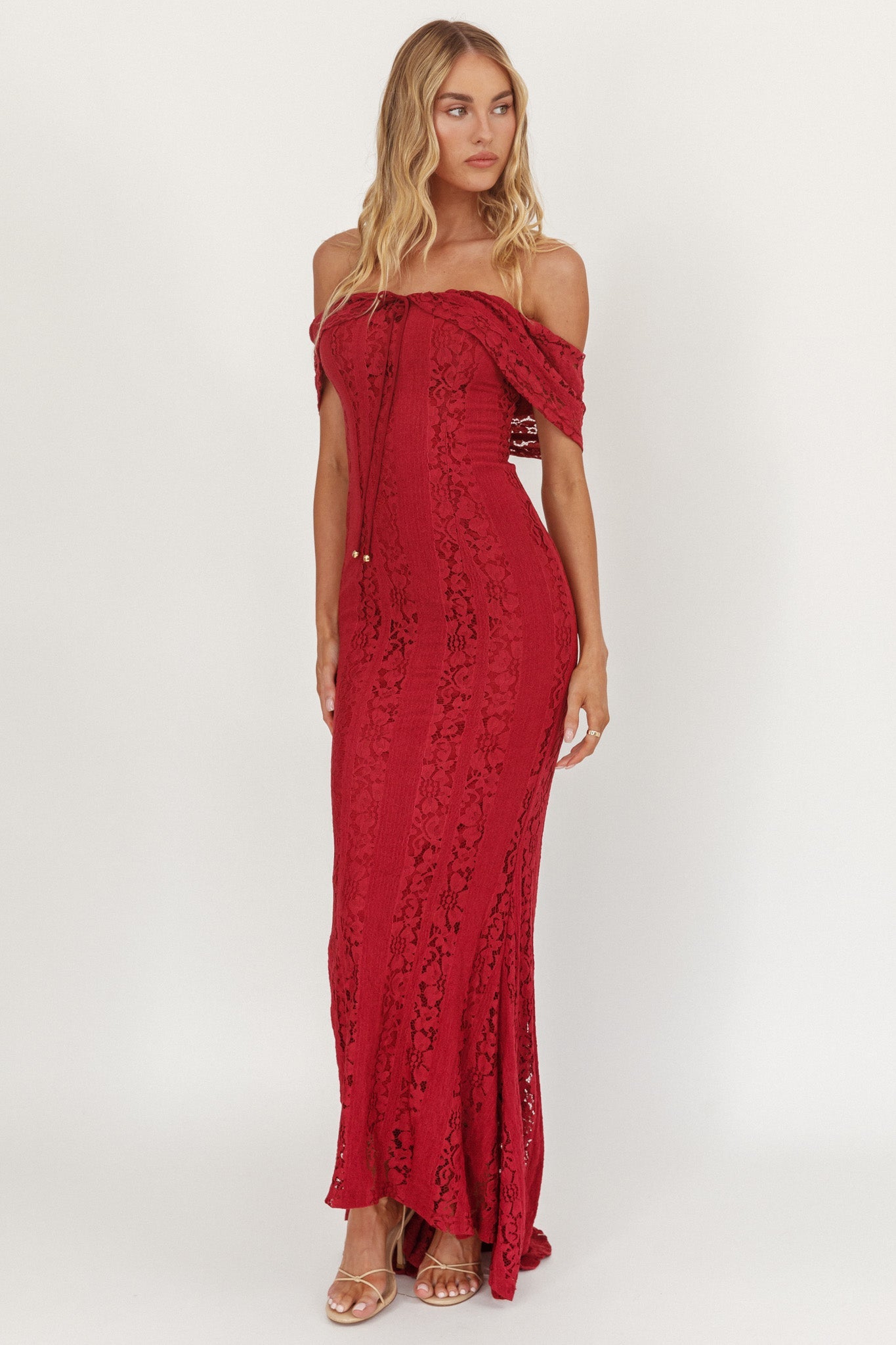Abito lungo in pizzo color vino con spalle scoperte Enigma