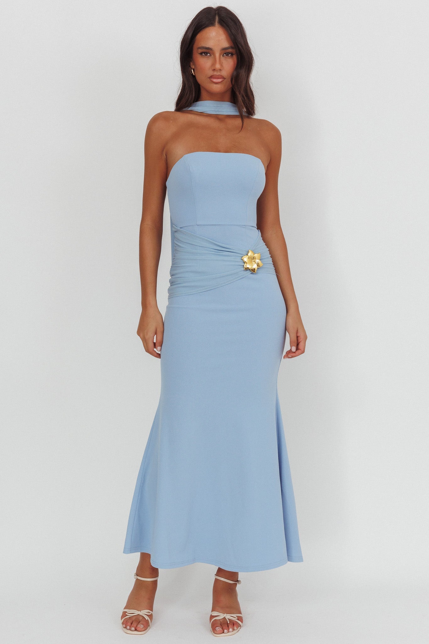 Abito lungo con spilla senza spalline Jeramia blu