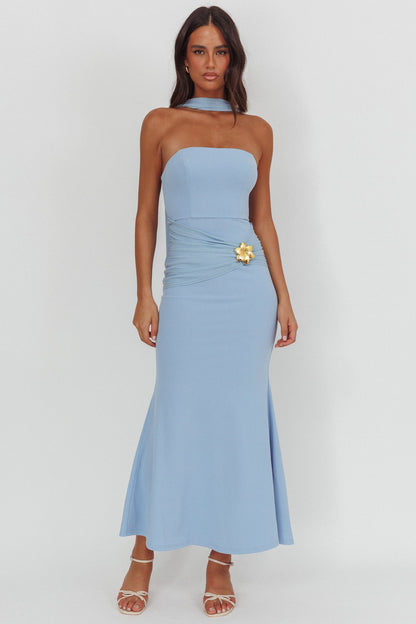 Abito lungo con spilla senza spalline Jeramia blu