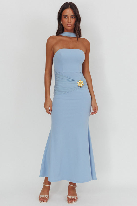 Abito lungo con spilla senza spalline Jeramia blu
