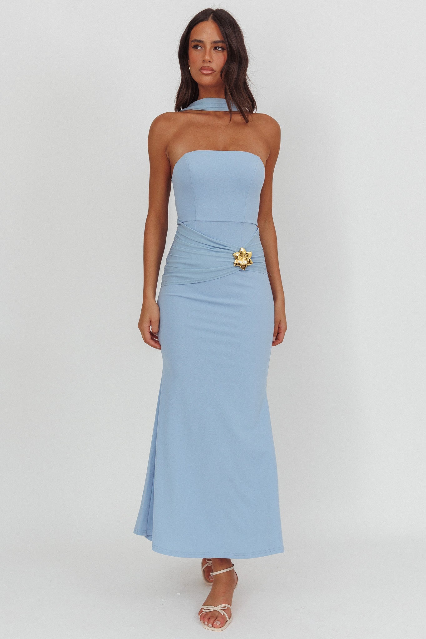 Abito lungo con spilla senza spalline Jeramia blu
