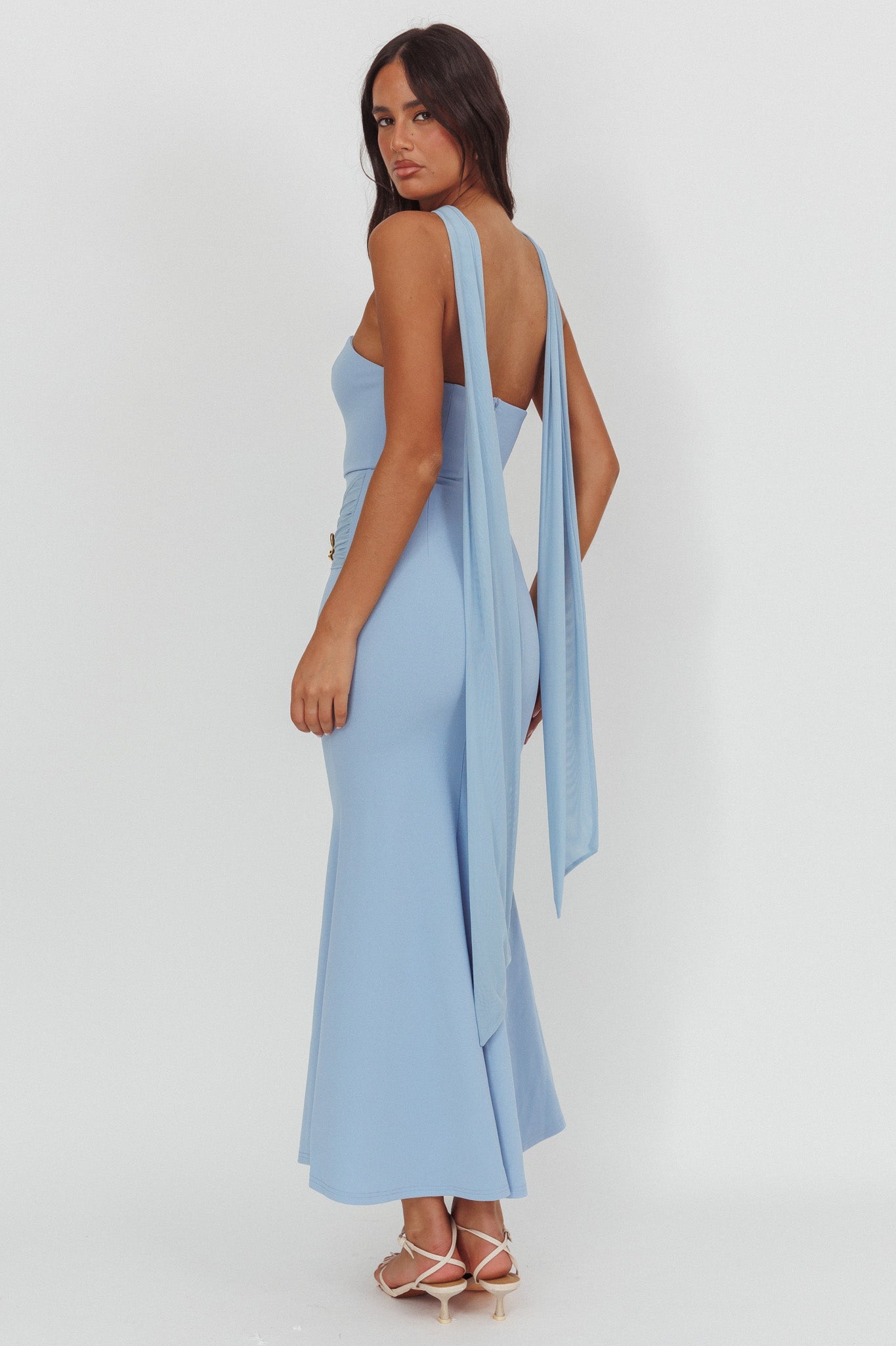 Abito lungo con spilla senza spalline Jeramia blu