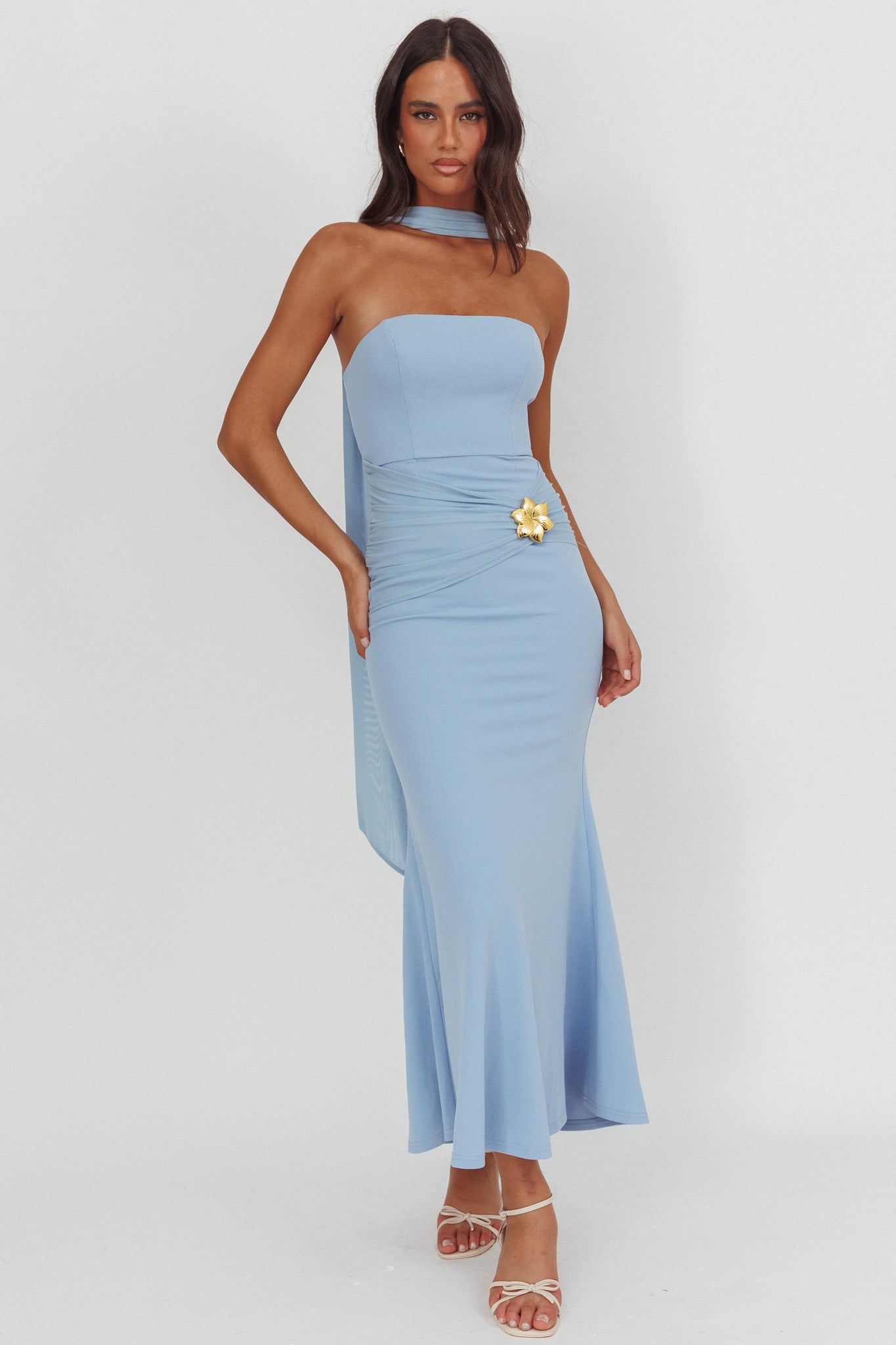 Abito lungo con spilla senza spalline Jeramia blu