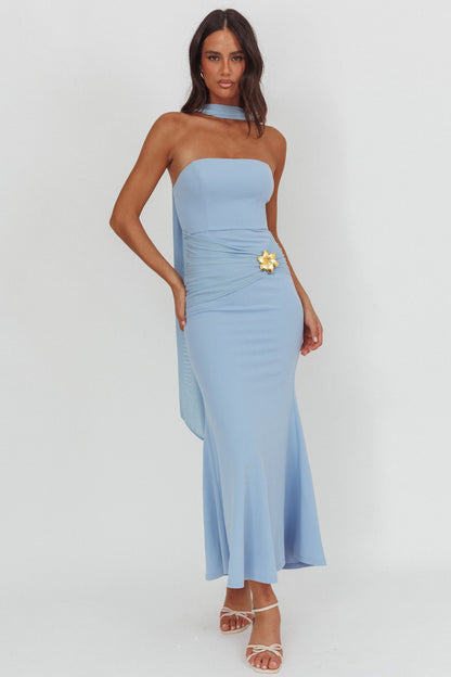 Abito lungo con spilla senza spalline Jeramia blu
