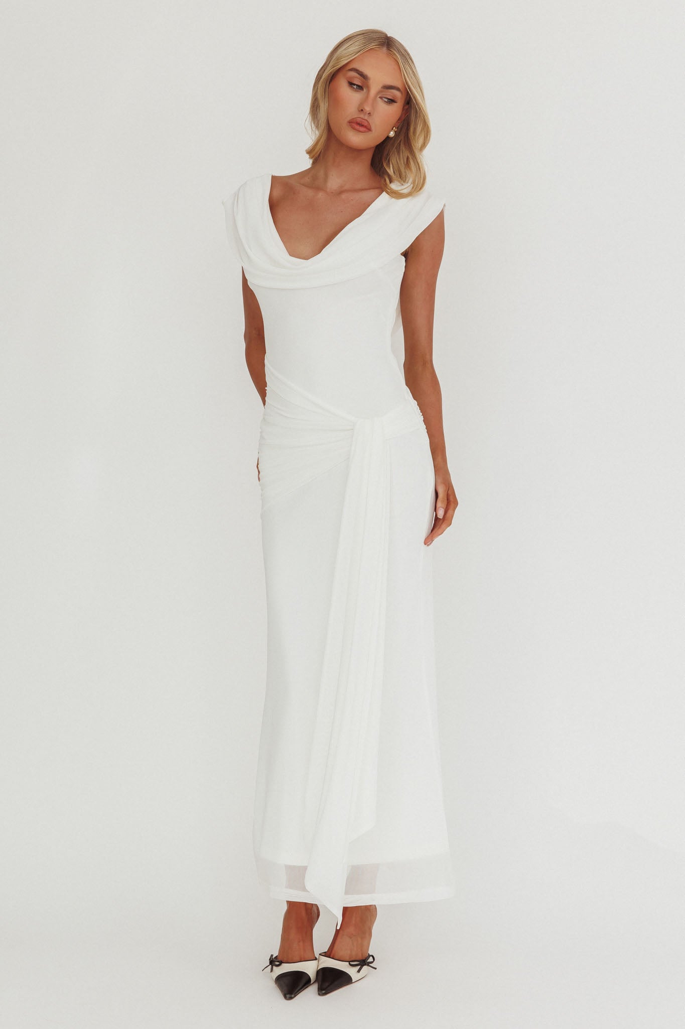Abito lungo con spalle drappeggiate bianco Virgo Season