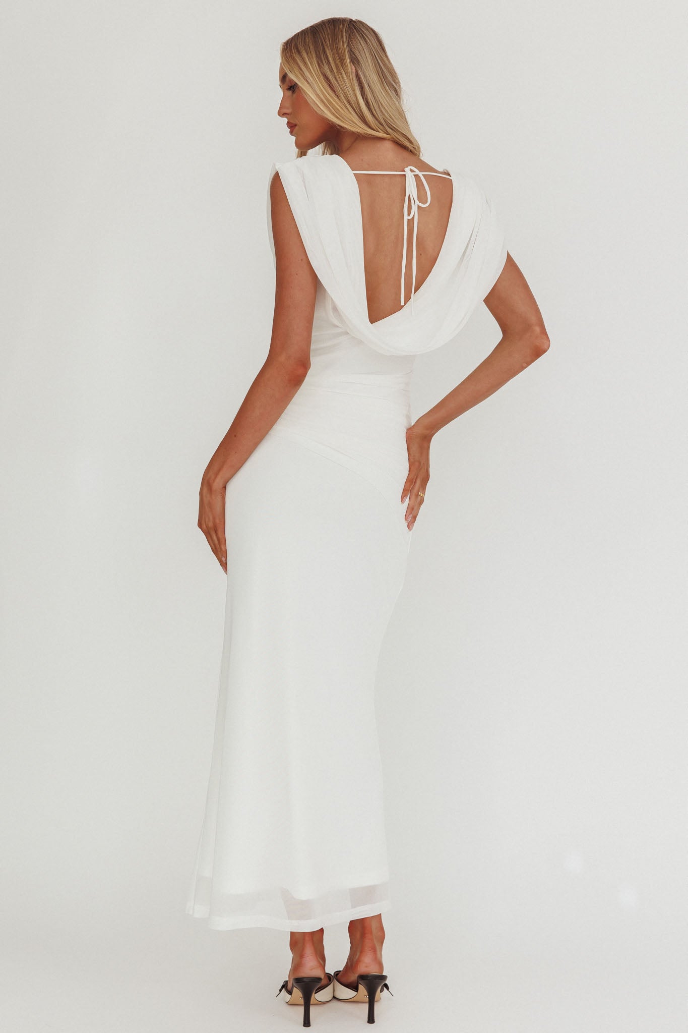 Abito lungo con spalle drappeggiate bianco Virgo Season