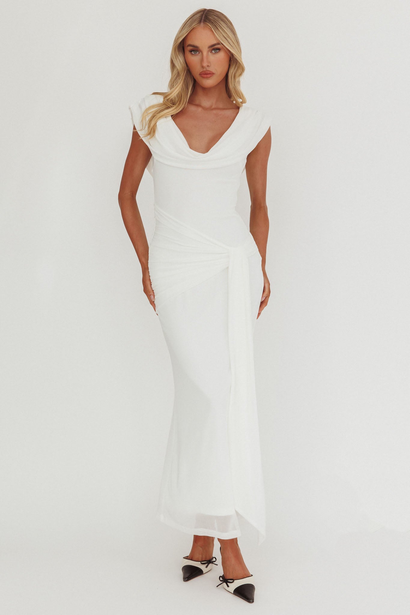 Abito lungo con spalle drappeggiate bianco Virgo Season