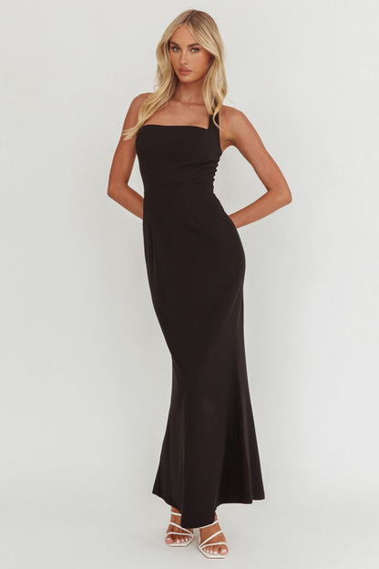 Abito lungo nero con scollo quadrato e scollo all'americana Shellie