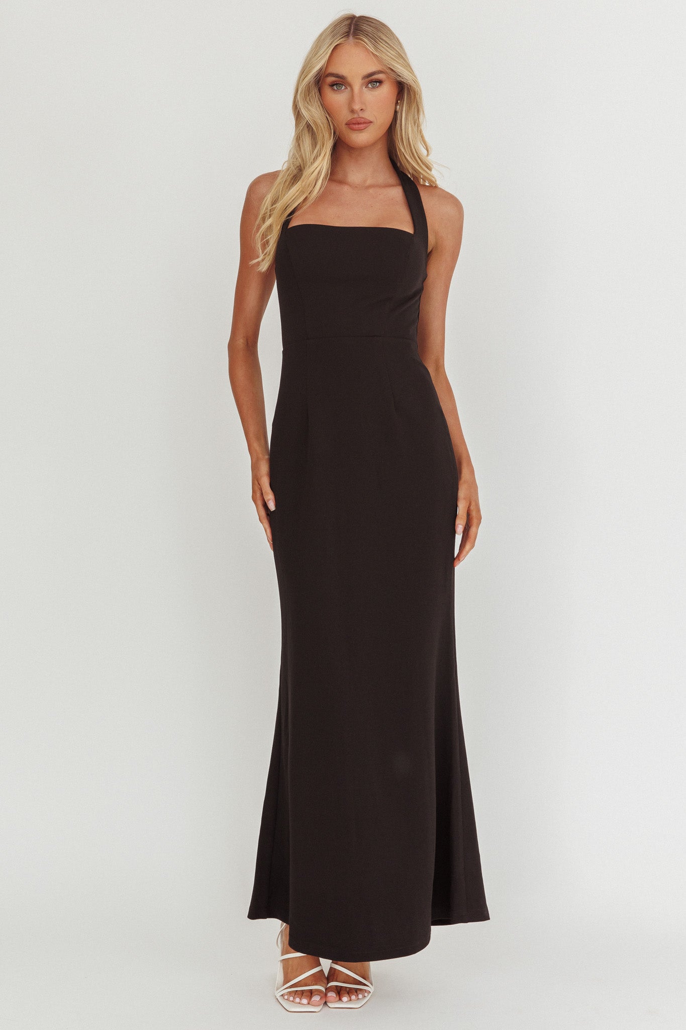 Abito lungo nero con scollo quadrato e scollo all'americana Shellie