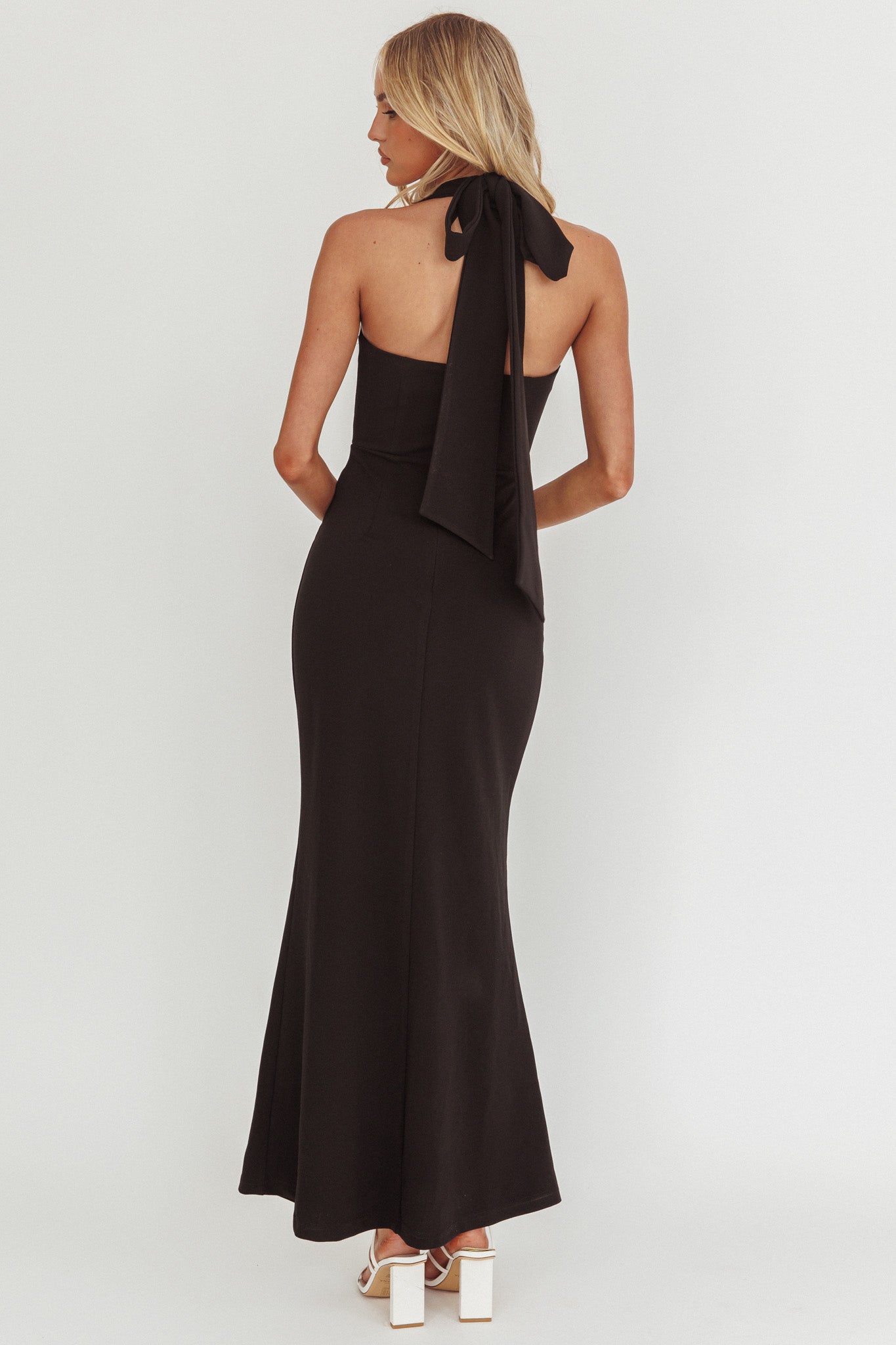 Abito lungo nero con scollo quadrato e scollo all'americana Shellie