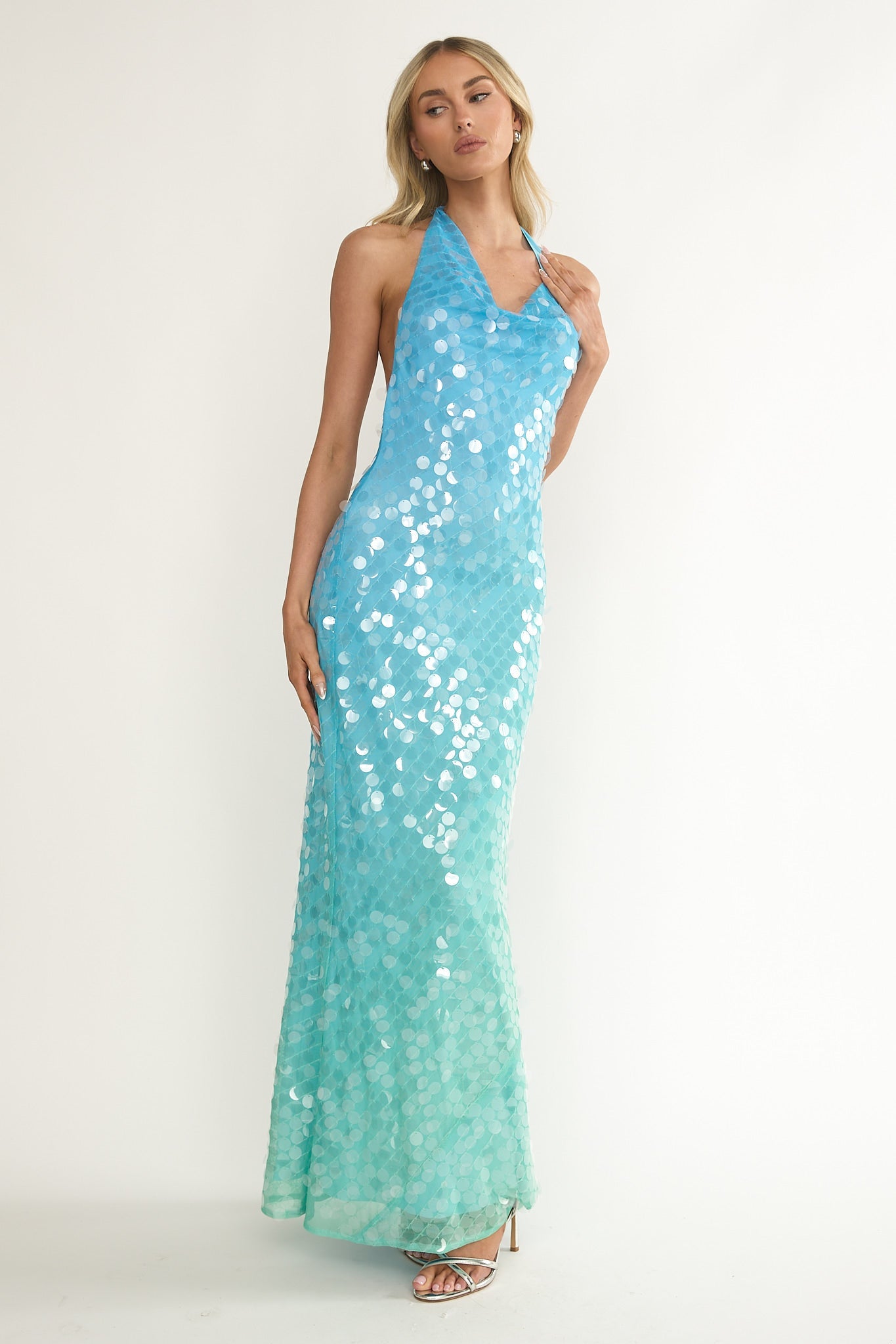 Abito lungo con paillettes e scollo all'americana asimmetrico Kirralee, blu e multicolore