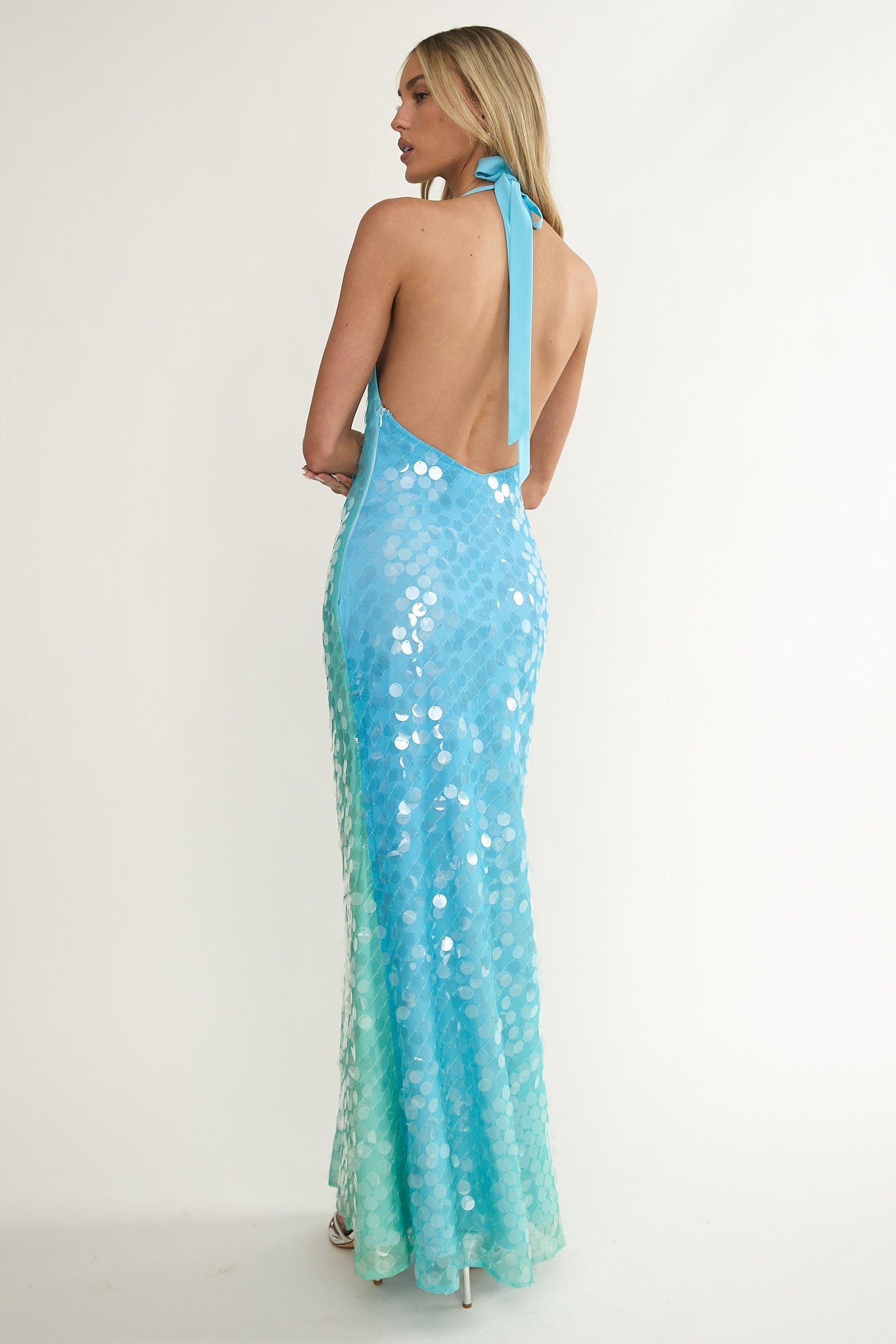 Abito lungo con paillettes e scollo all'americana asimmetrico Kirralee, blu e multicolore
