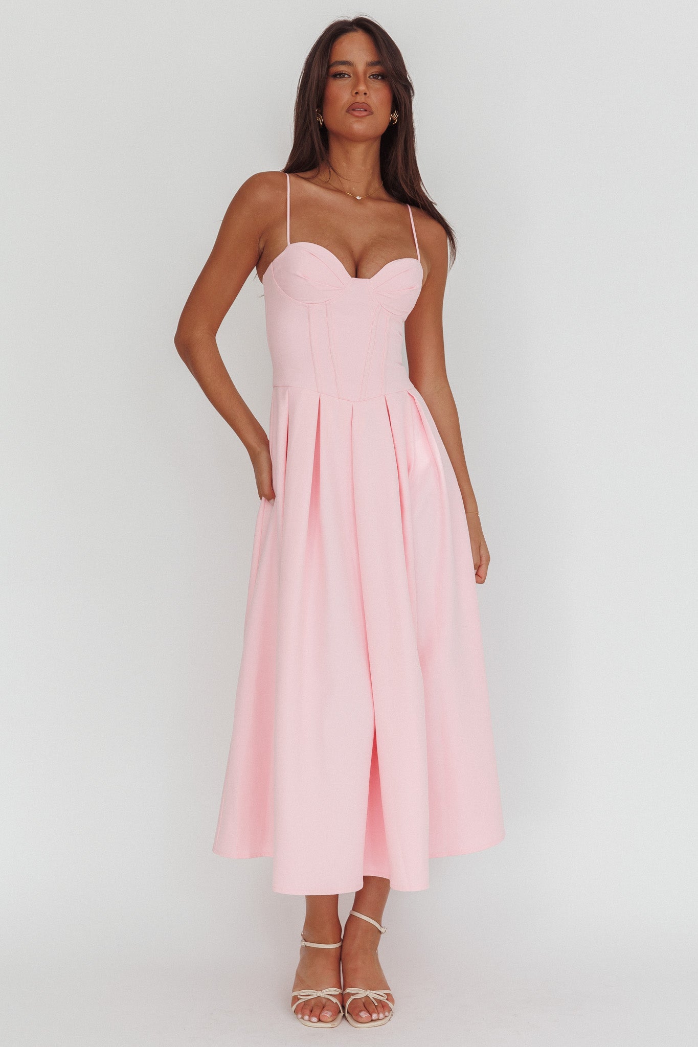 Abito midi rosa con scollo a cuore e pieghe a scatola Kearsy