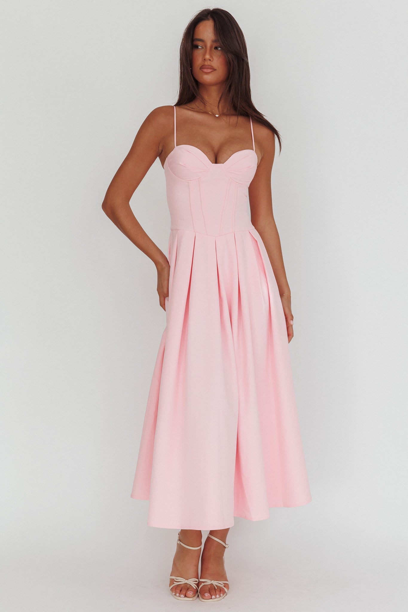 Abito midi rosa con scollo a cuore e pieghe a scatola Kearsy