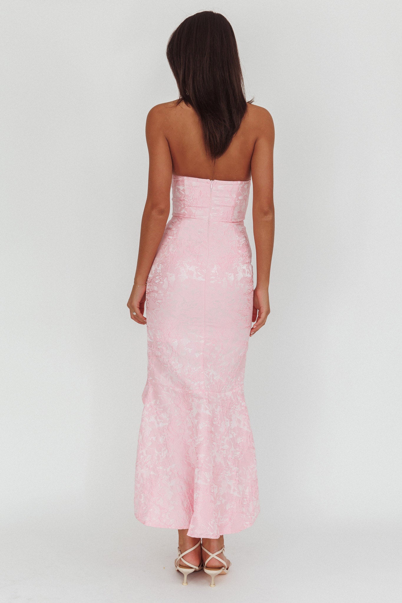 Abito lungo senza spalline Corin con orlo asimmetrico e volant rosa jacquard