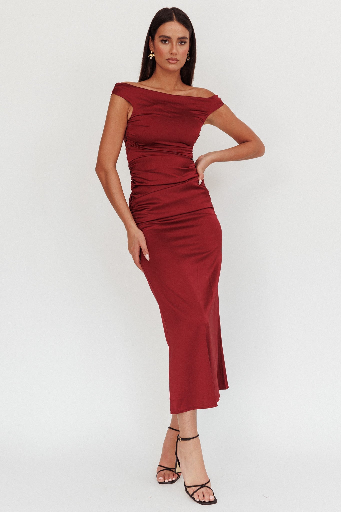 Abito lungo in raso con spalle scoperte In Blooms, colore vino