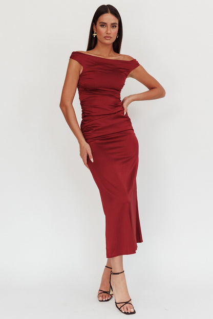Abito lungo in raso con spalle scoperte In Blooms, colore vino
