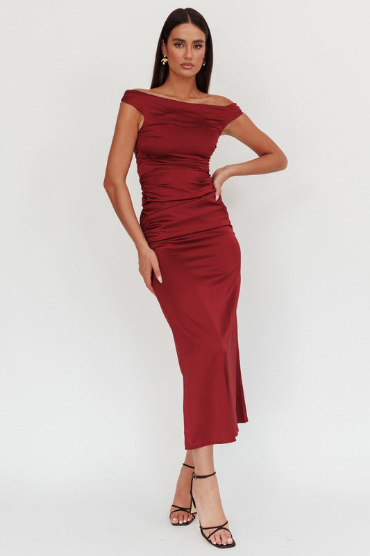 Abito lungo in raso con spalle scoperte In Blooms, colore vino