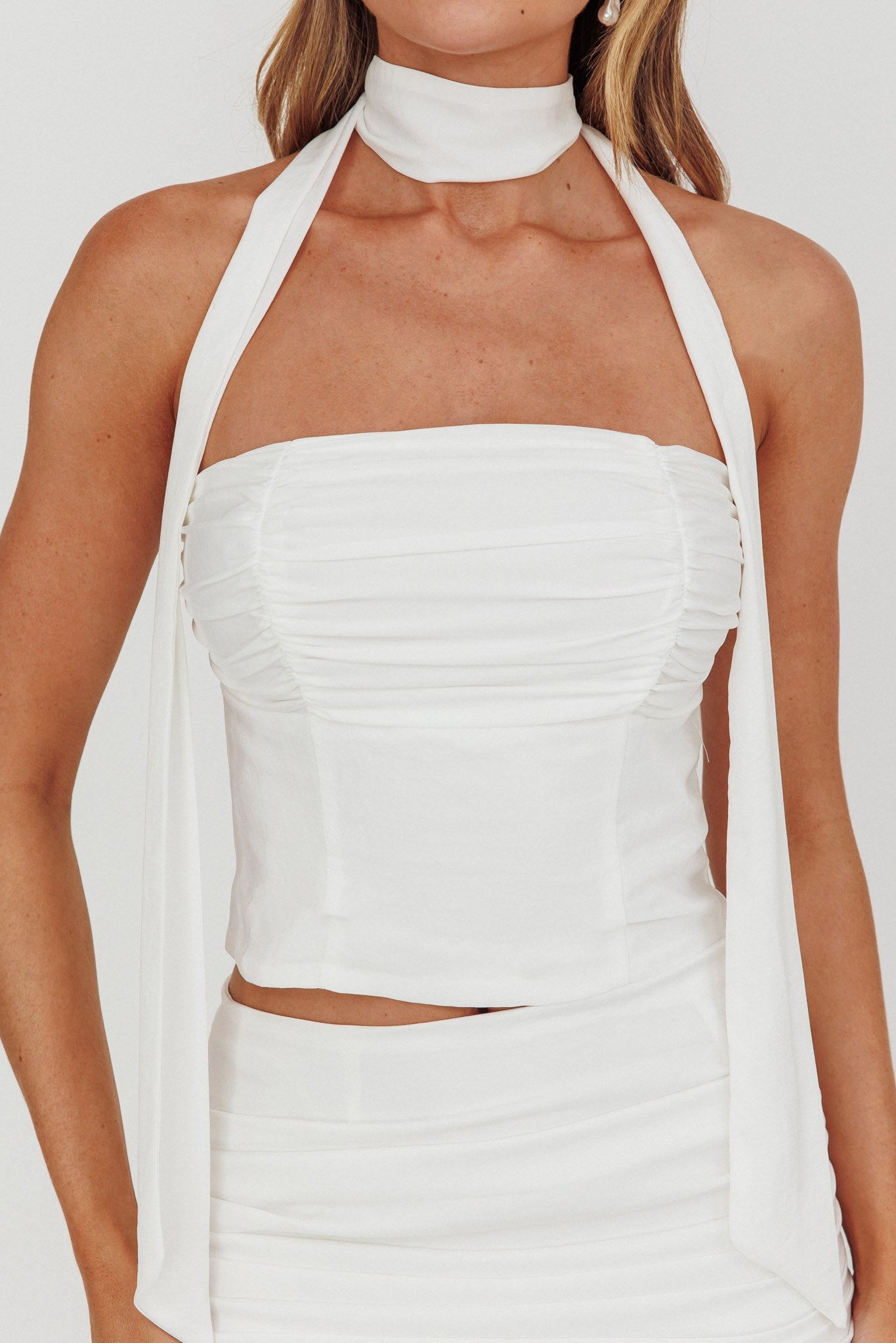 Top senza spalline Charise con laccetti al collo color avorio