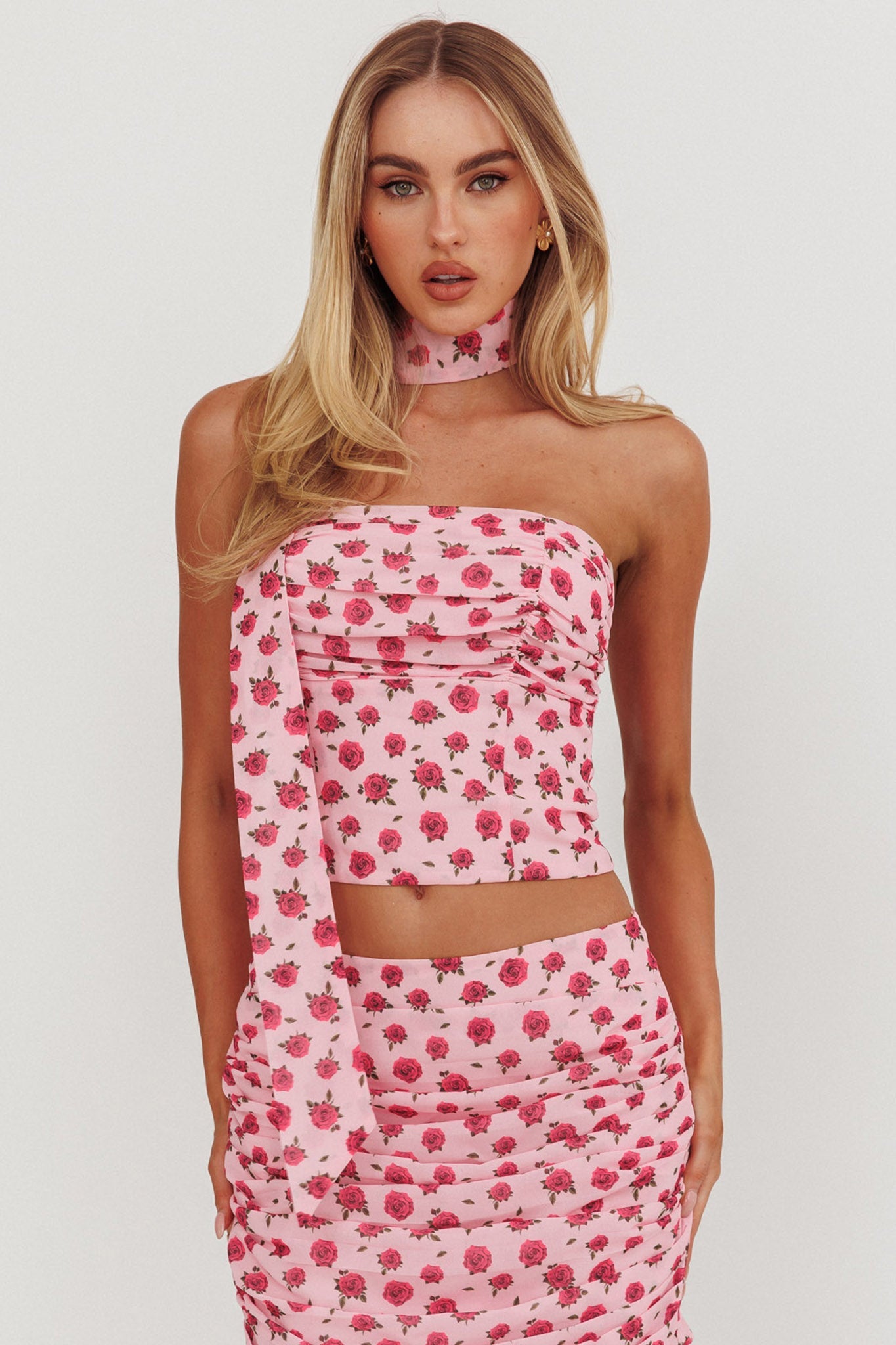 Top senza spalline Charise con laccetti e rose rosa