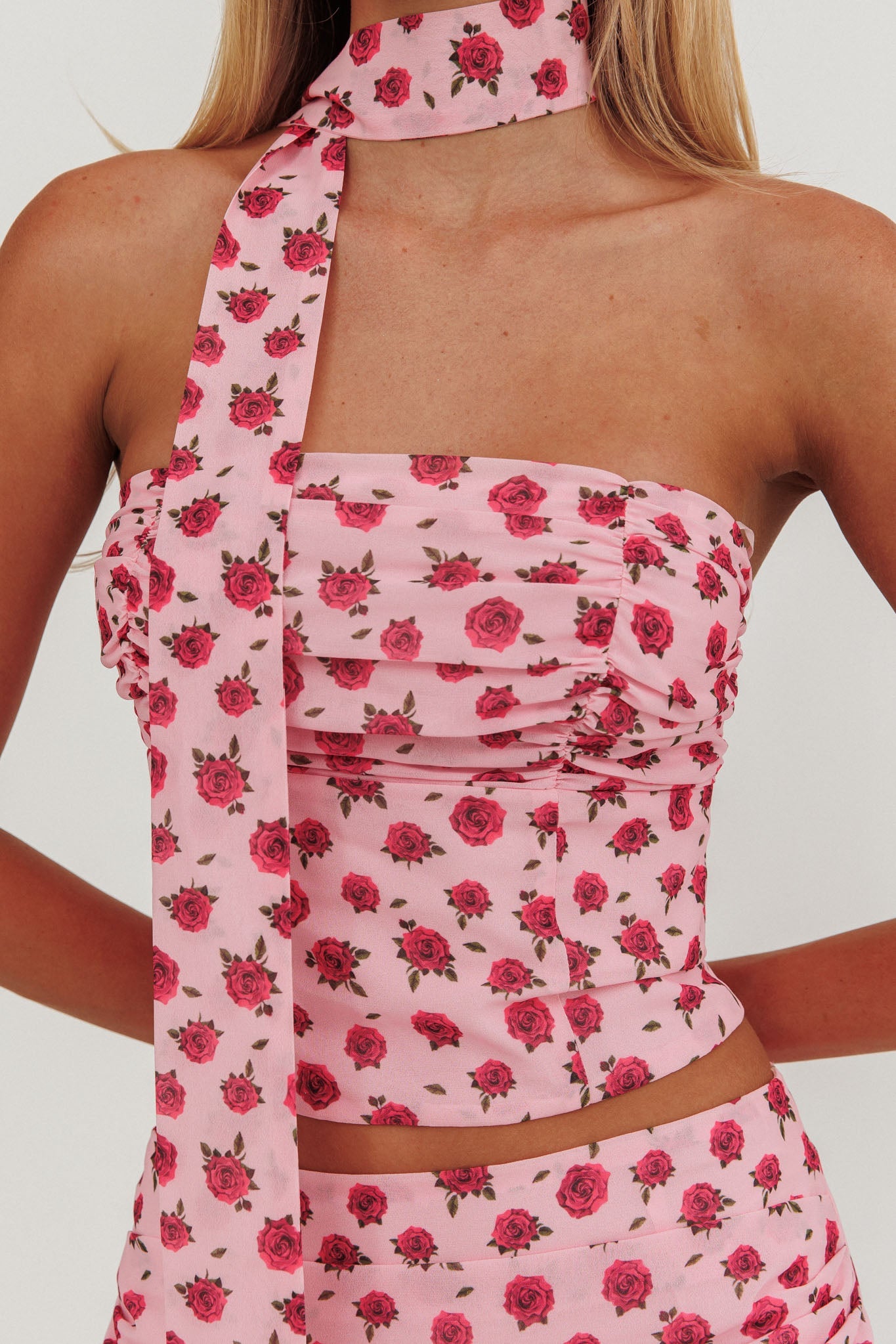 Top senza spalline Charise con laccetti e rose rosa