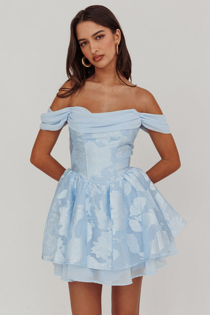 Lussuoso mini abito blu con spalle scoperte