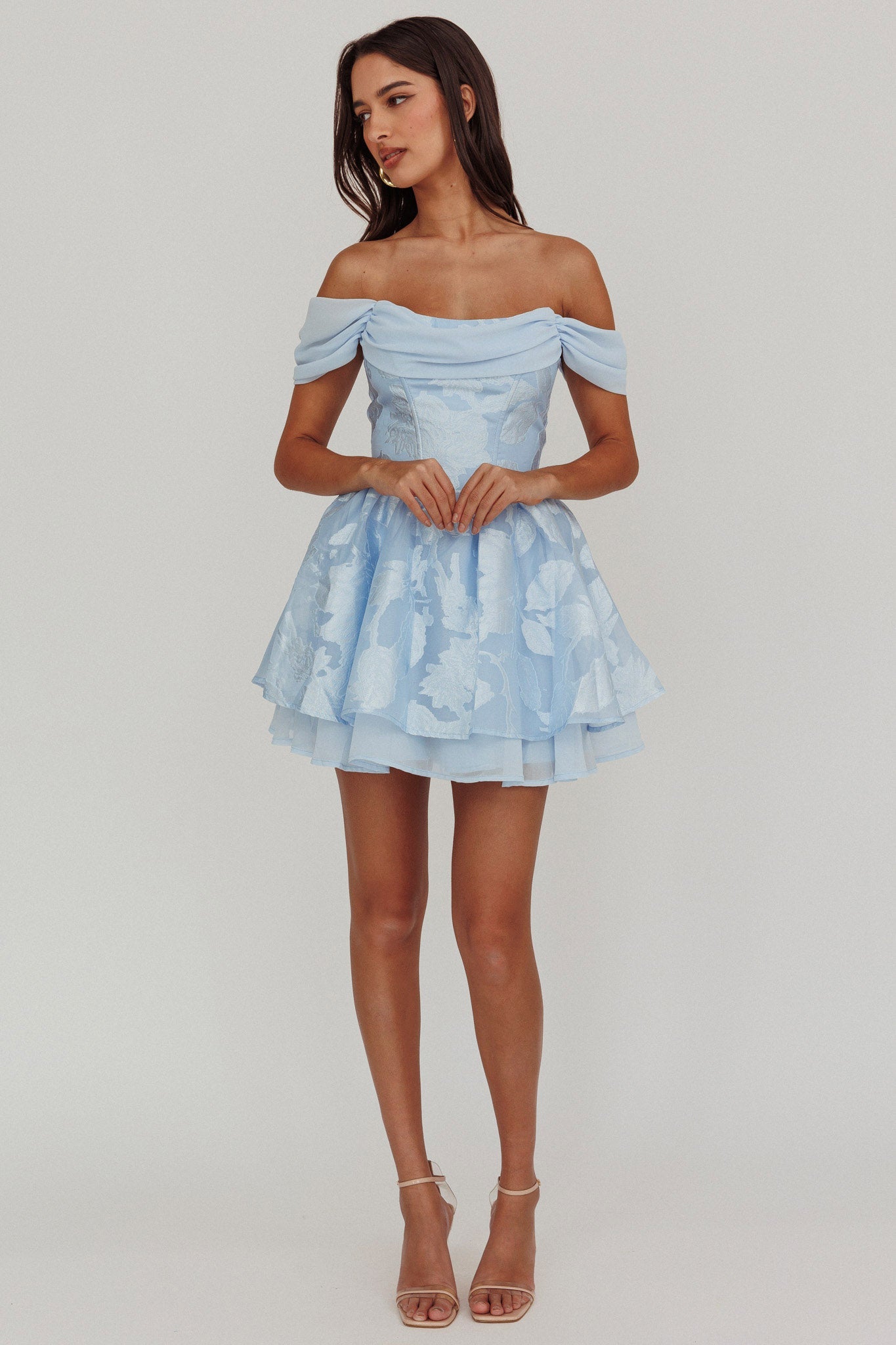 Lussuoso mini abito blu con spalle scoperte