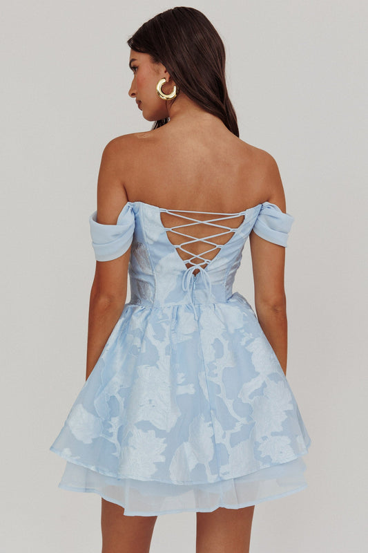 Lussuoso mini abito blu con spalle scoperte