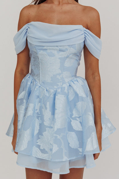Lussuoso mini abito blu con spalle scoperte