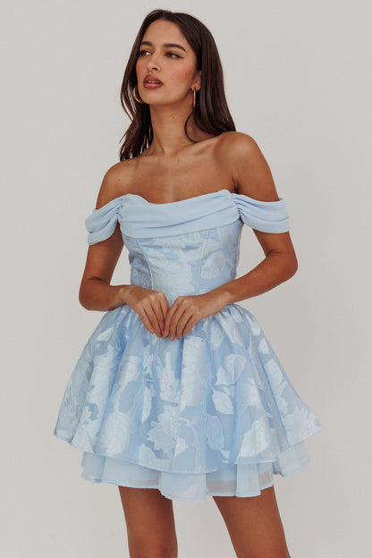 Lussuoso mini abito blu con spalle scoperte