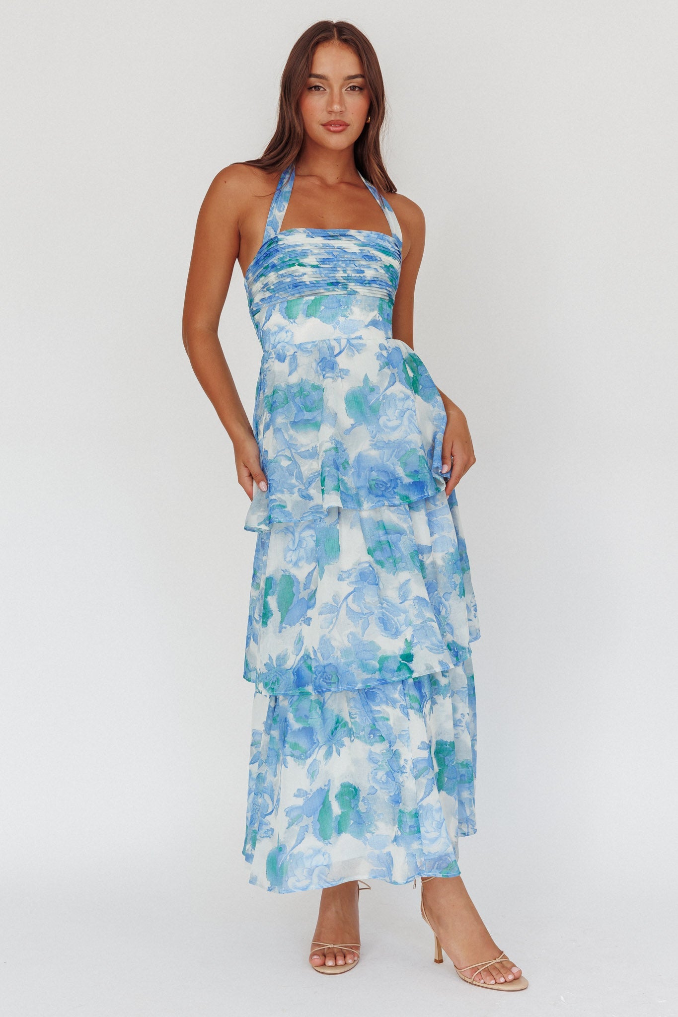 Abito lungo a strati con scollo all'americana e motivo floreale blu