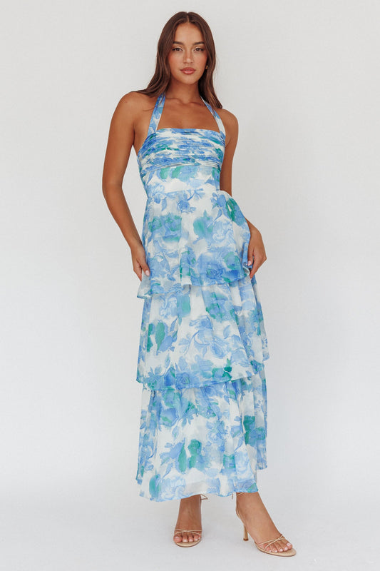 Abito lungo a strati con scollo all'americana e motivo floreale blu