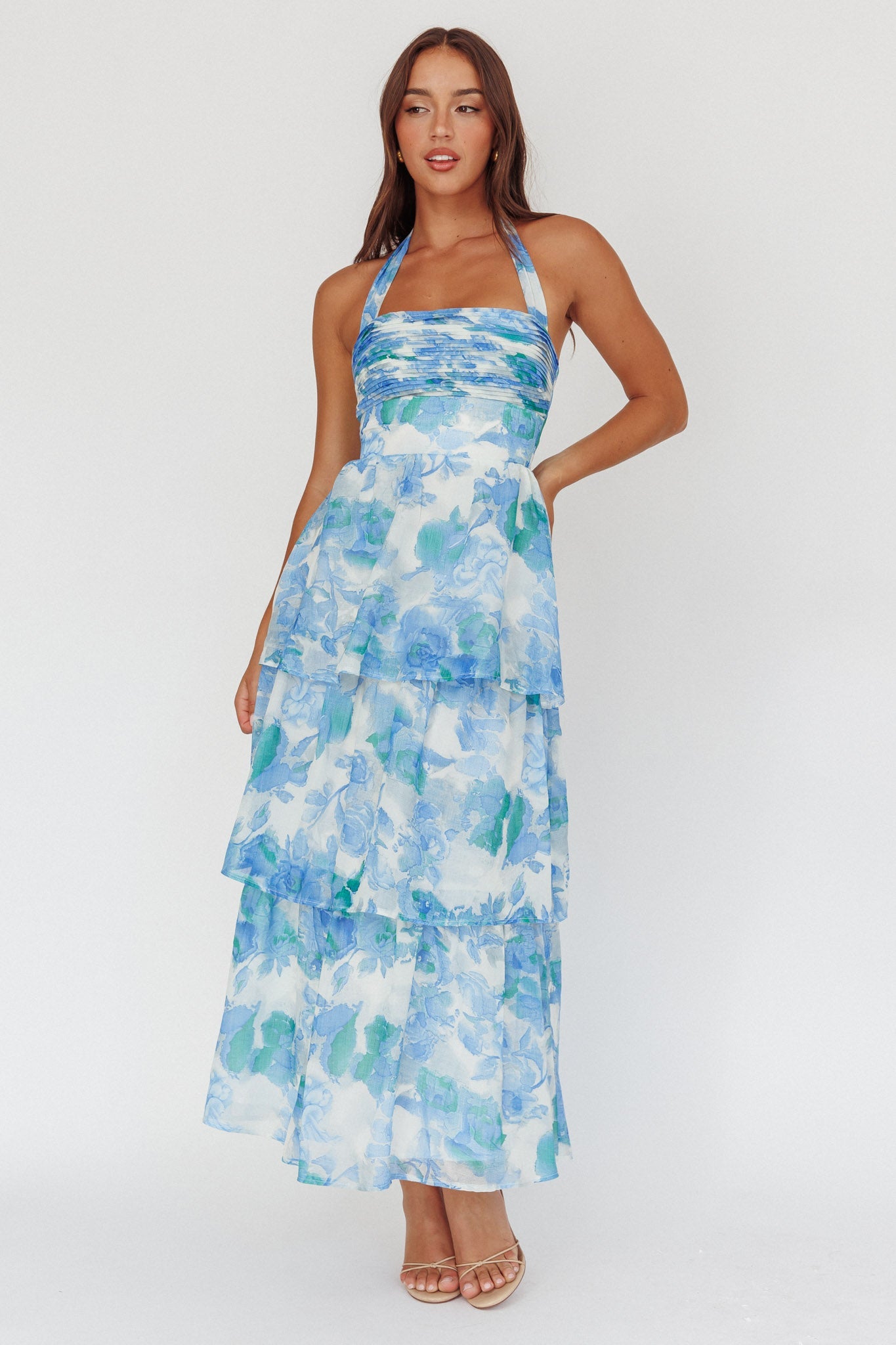 Abito lungo a strati con scollo all'americana e motivo floreale blu
