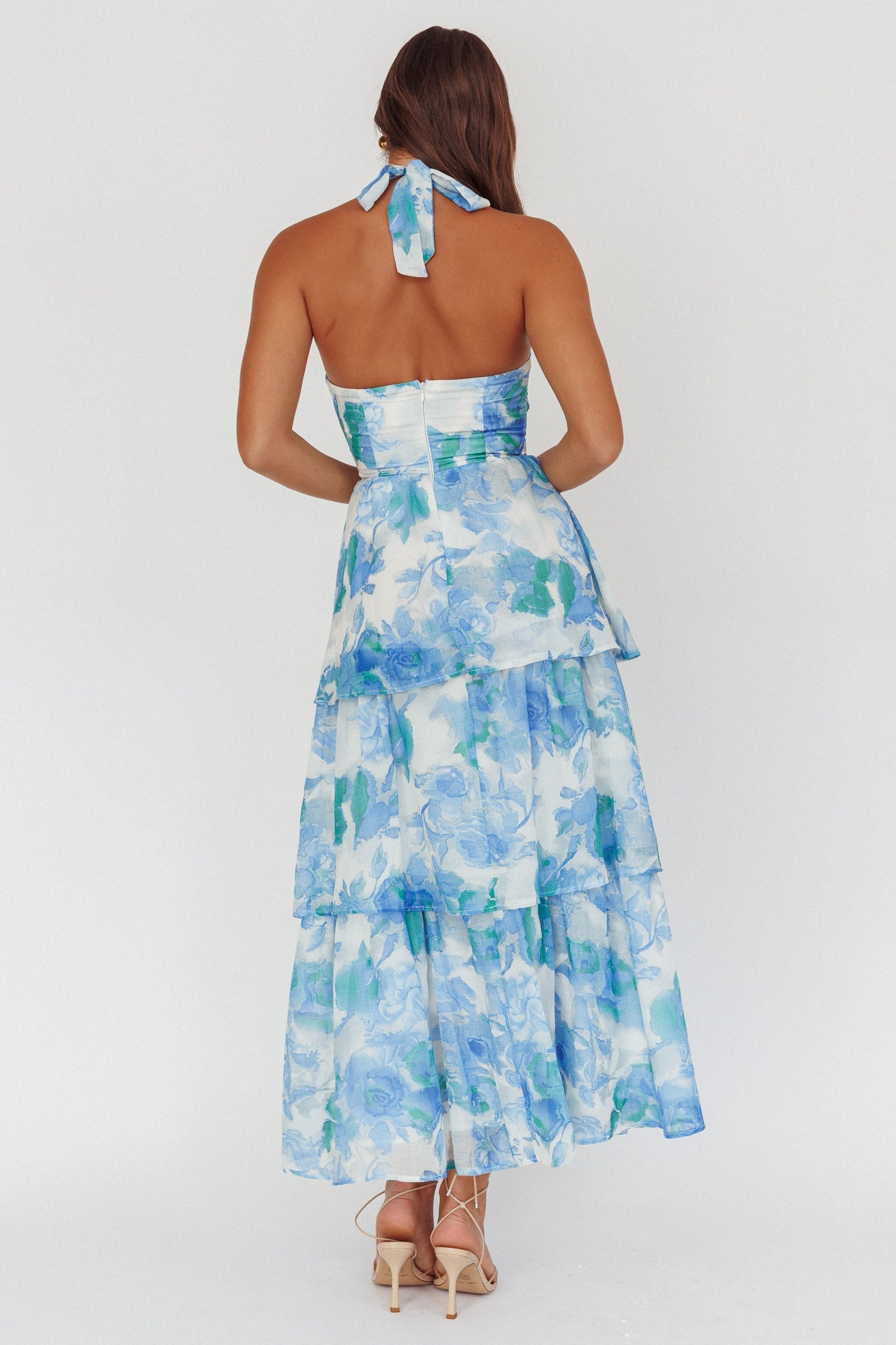Abito lungo a strati con scollo all'americana e motivo floreale blu