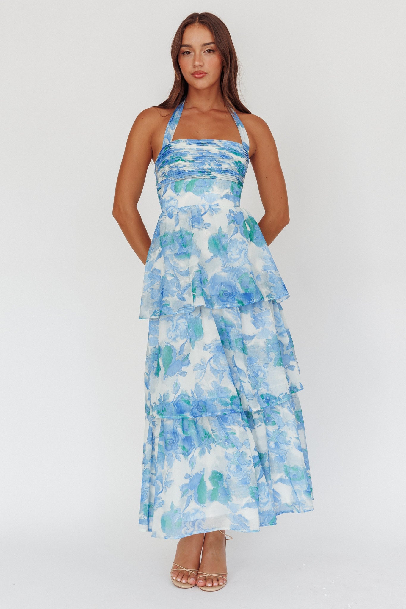 Abito lungo a strati con scollo all'americana e motivo floreale blu