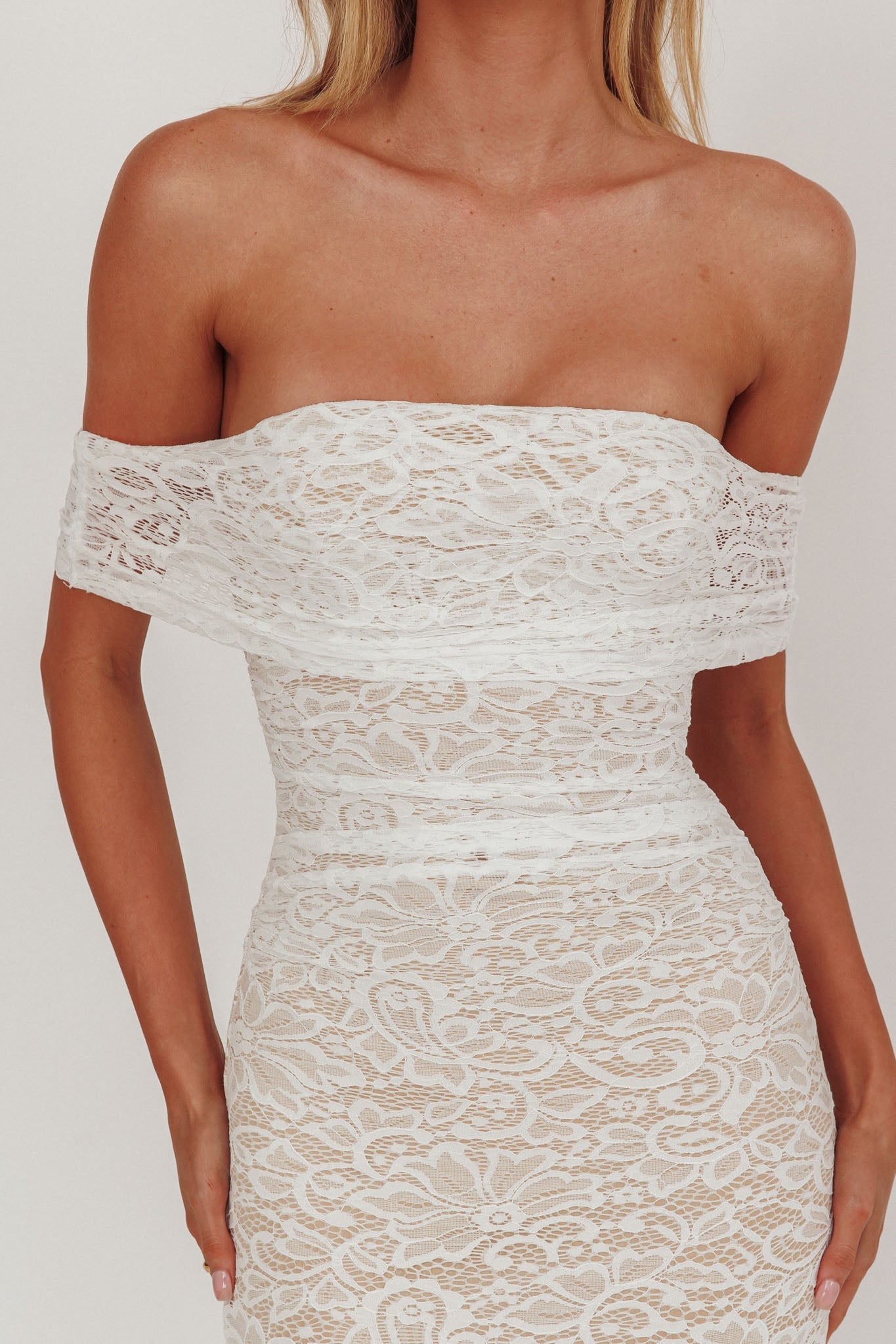 Abito lungo in pizzo con spalle scoperte Flutters bianco