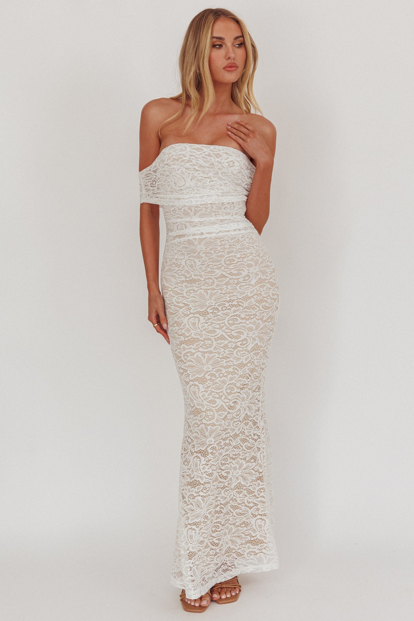 Abito lungo in pizzo con spalle scoperte Flutters bianco