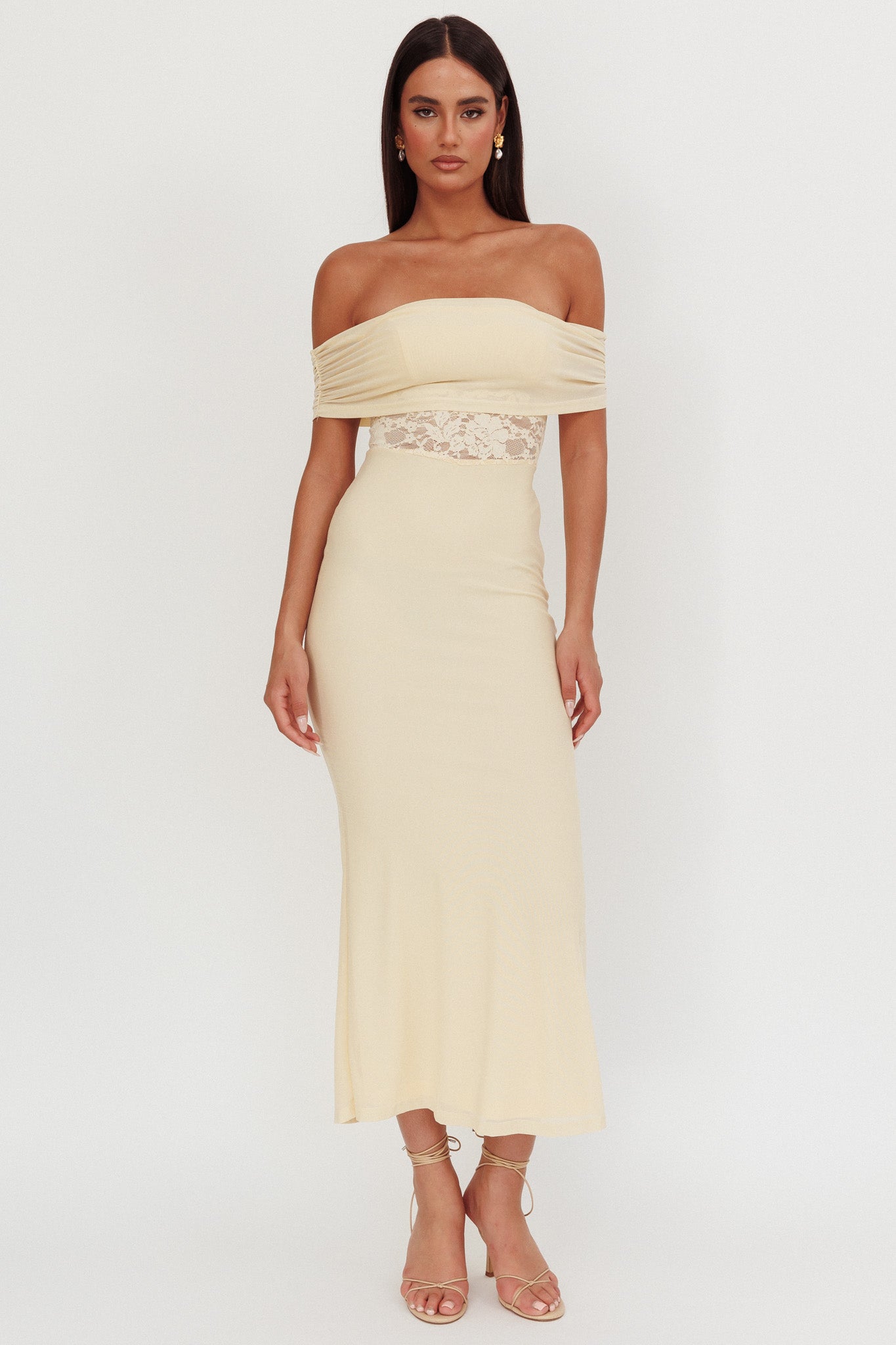 Abito lungo con inserti in pizzo e spalle scoperte Flutters, color crema