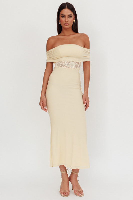 Abito lungo con inserti in pizzo e spalle scoperte Flutters, color crema
