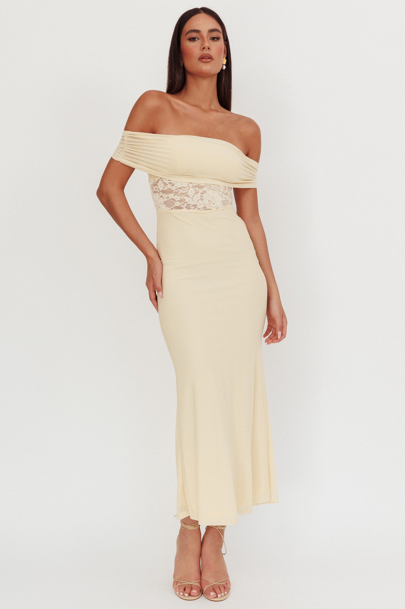 Abito lungo con inserti in pizzo e spalle scoperte Flutters, color crema