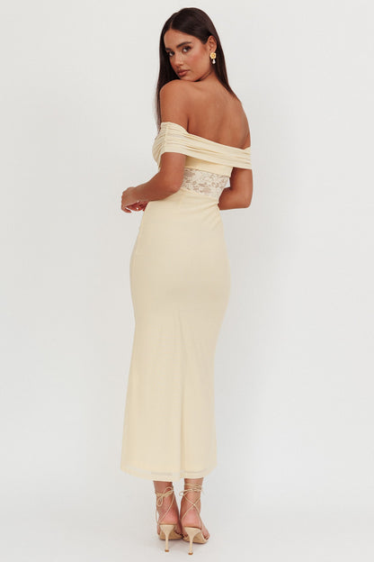 Abito lungo con inserti in pizzo e spalle scoperte Flutters, color crema