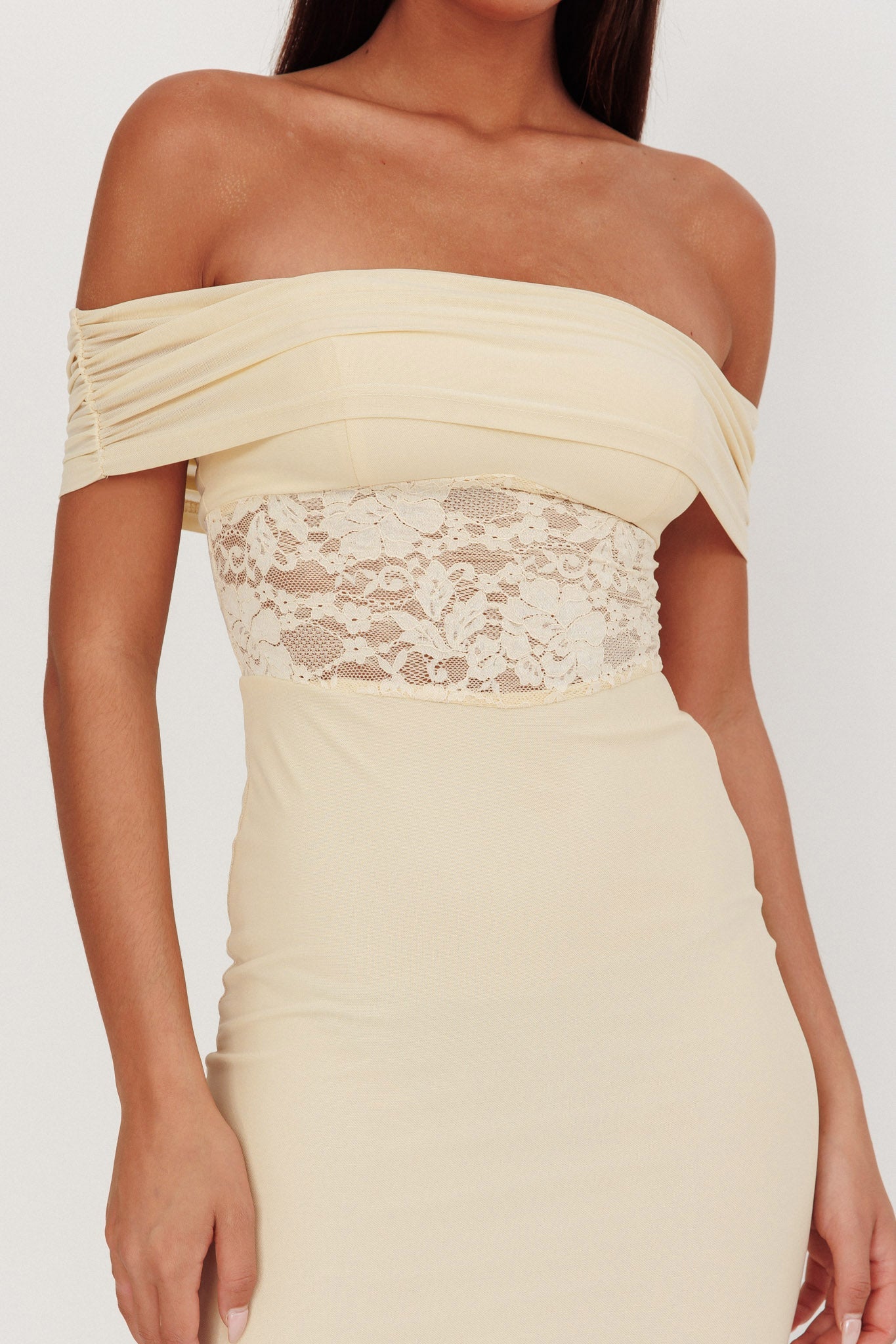 Abito lungo con inserti in pizzo e spalle scoperte Flutters, color crema