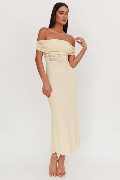 Abito lungo con inserti in pizzo e spalle scoperte Flutters, color crema