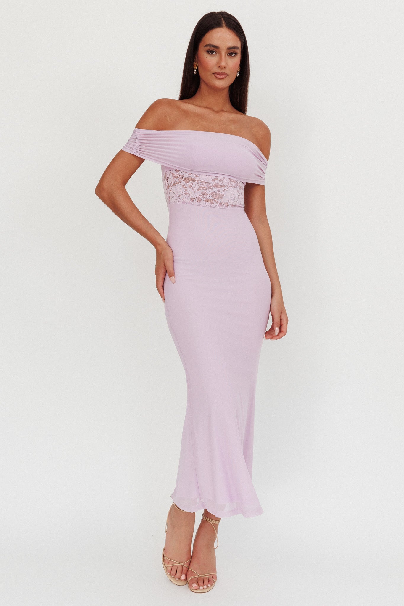 Abito lungo con inserti in pizzo e spalle scoperte Flutters Lilla