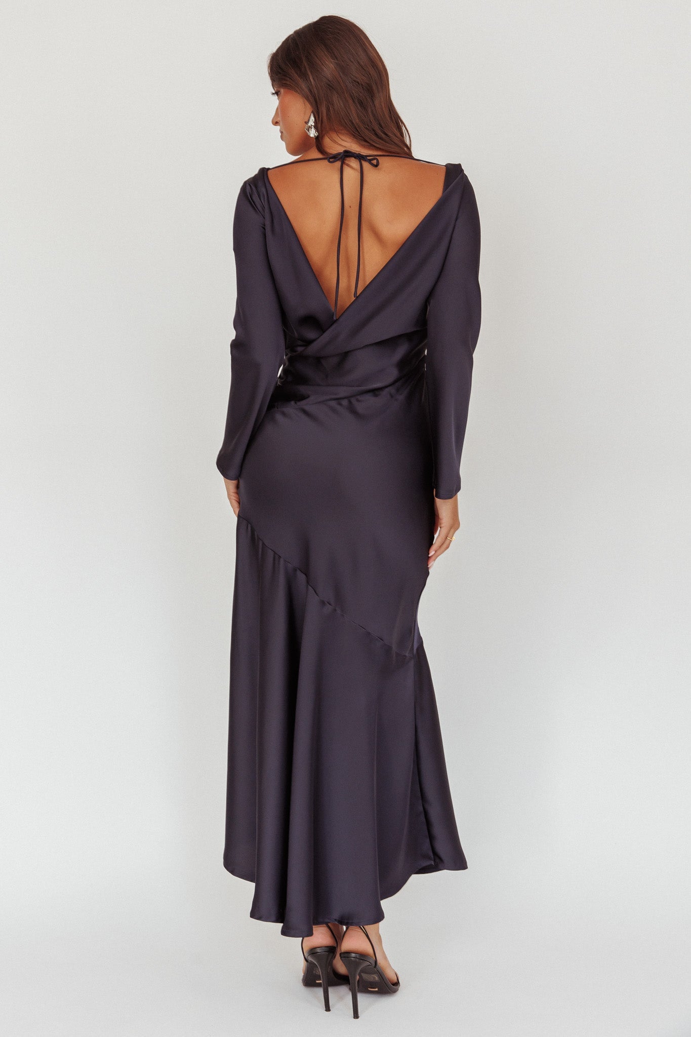 Abito lungo Cecilia con maniche lunghe e drappeggio sulla schiena, blu navy