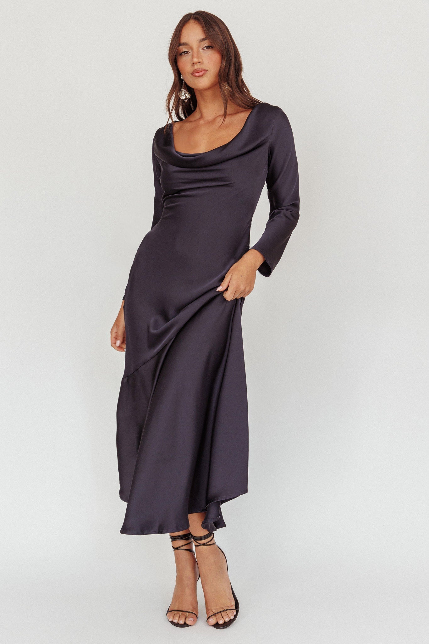 Abito lungo Cecilia con maniche lunghe e drappeggio sulla schiena, blu navy