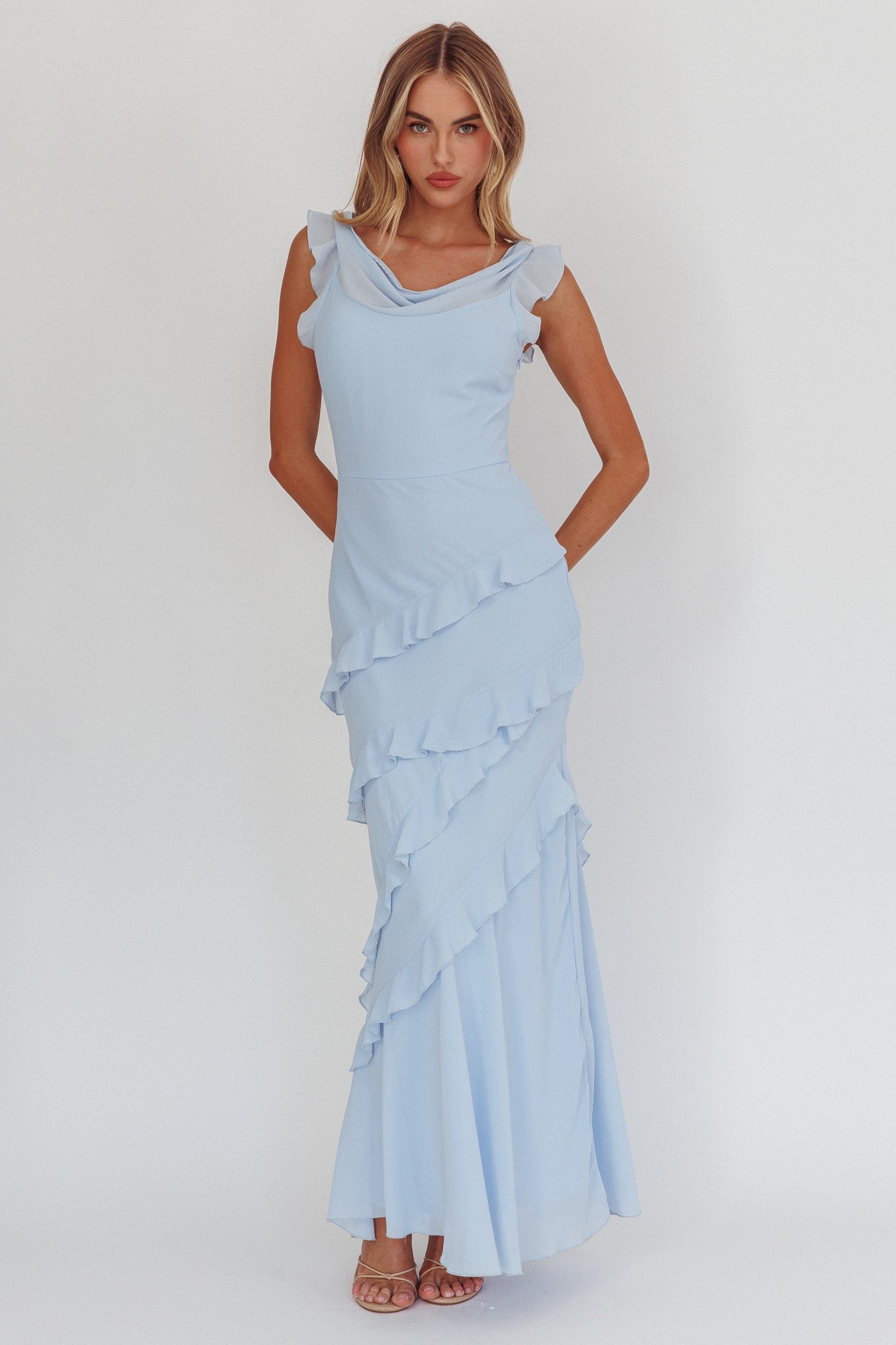 Abito lungo con volant e scollo a cappuccio Sangria blu